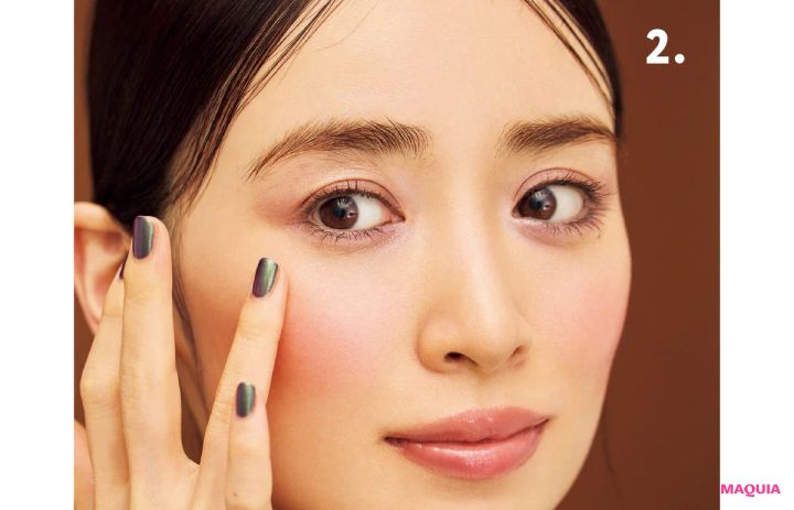 パープルメイク、縦入れボトムチークも。秋のメイクトレンドに泉 里香さんが挑戦_15