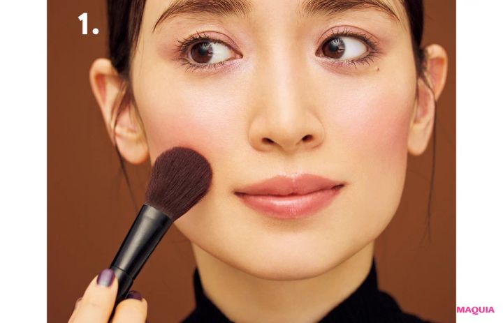 パープルメイク、縦入れボトムチークも。秋のメイクトレンドに泉 里香さんが挑戦_14