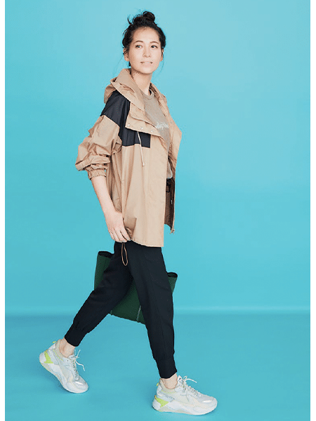 ママの運動会コーデ シャカシャカパーカー×黒パンツのスポーティスタイル