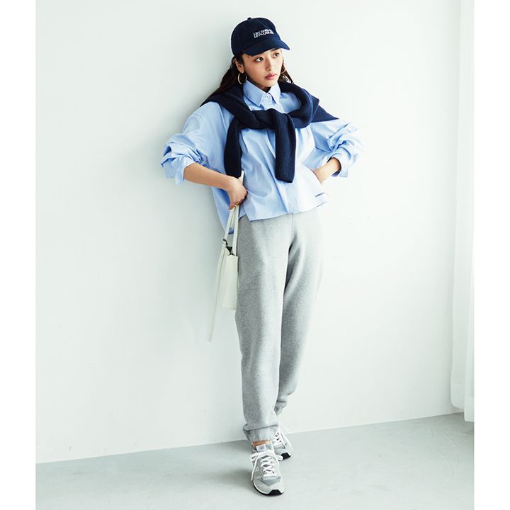 運動会におすすめなシャツ×スウェットパンツのきれいめカジュアルコーデ