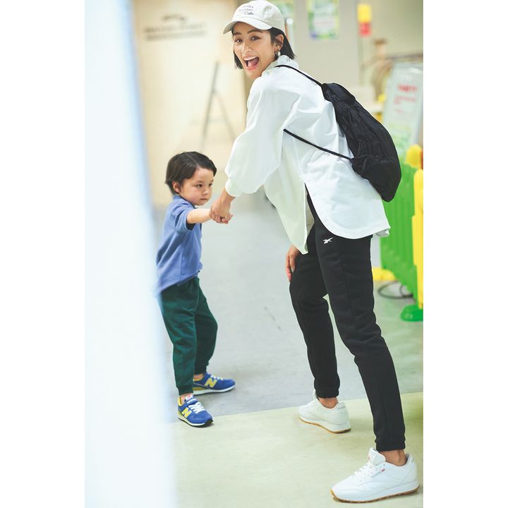 運動会におすすめなシャツ×スウェットパンツのきれいめモノトーンコーデ