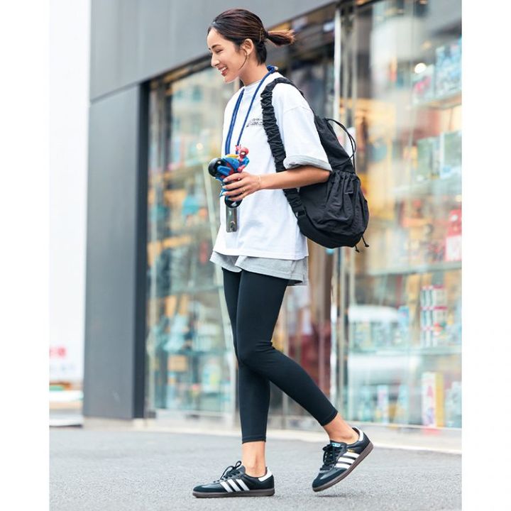 黒レギンスのスポーティコーデ