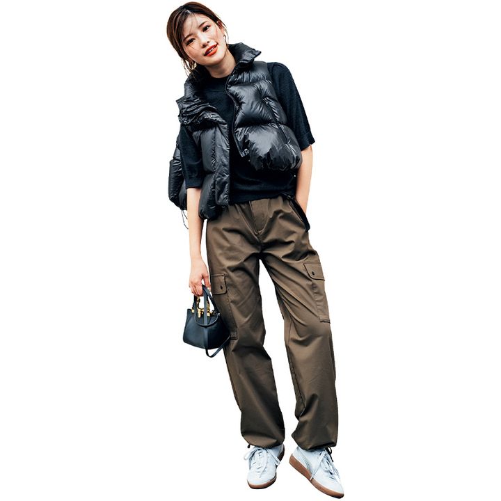 きれいめカーゴパンツと黒Tシャツ、ダウンベストのきれいめ運動会コーデ