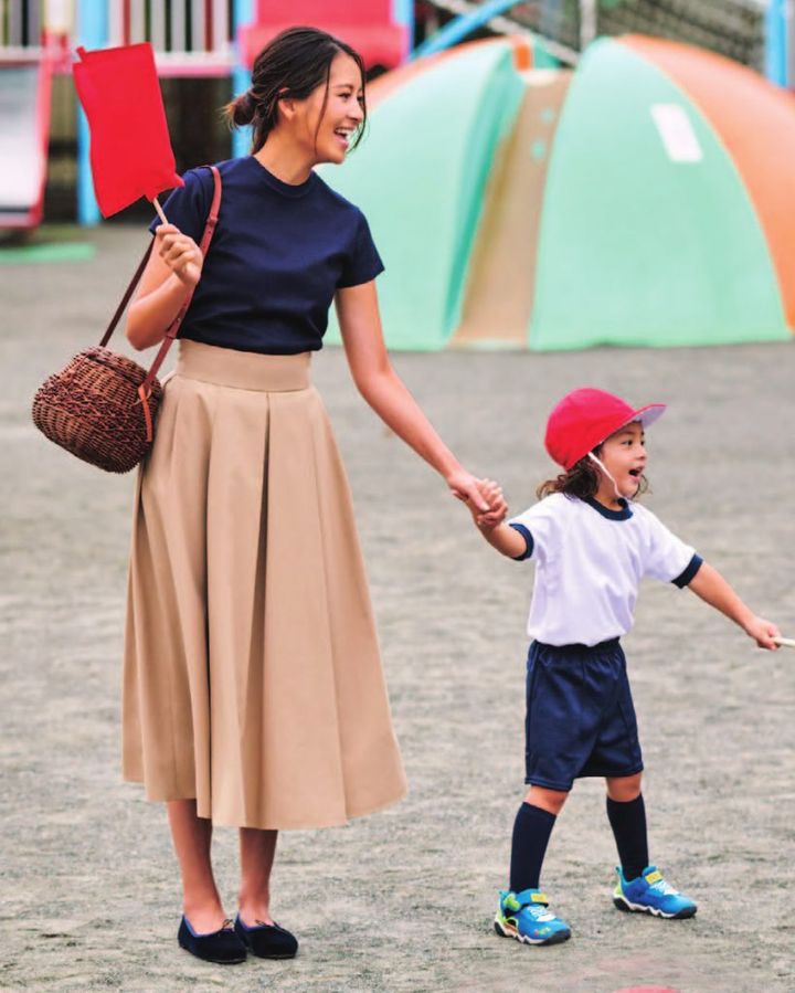 ママの運動会コーデ フレアスカート×フラットシューズスタイル