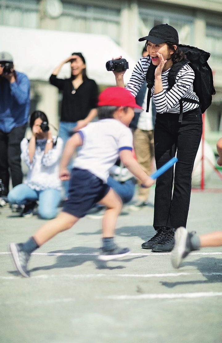 運動会におすすめのボーダー×黒パンツのママコーディネート