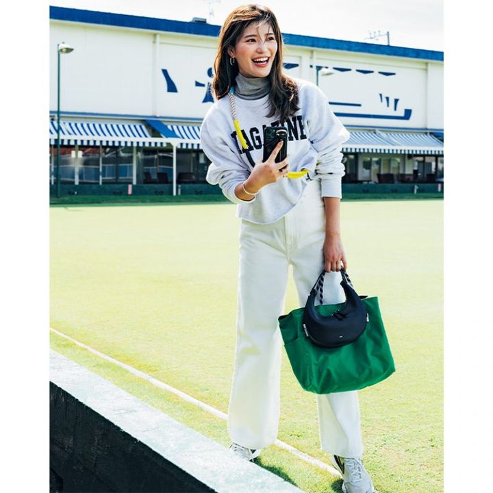 白のスウェットと白デニムのオールホワイト運動会コーデ