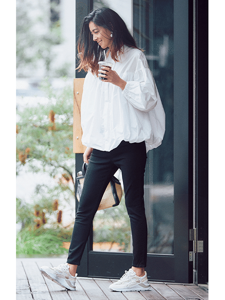 ママの運動会コーデ 甘トップス×パンツ×スニーカースタイル