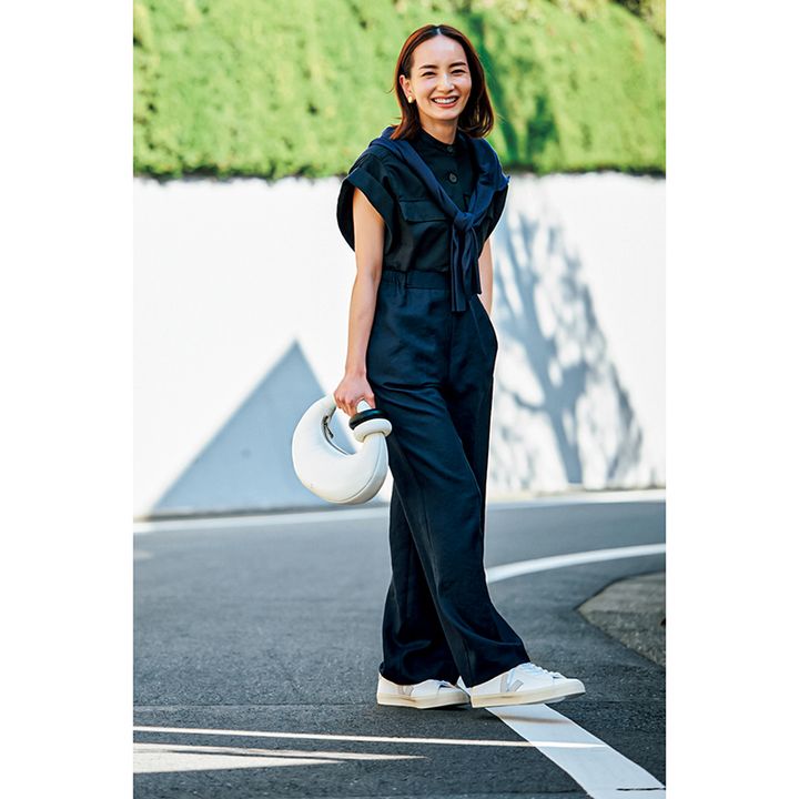 運動会におすすめなシャツ×ワイドパンツのきれいめワントーンコーデ