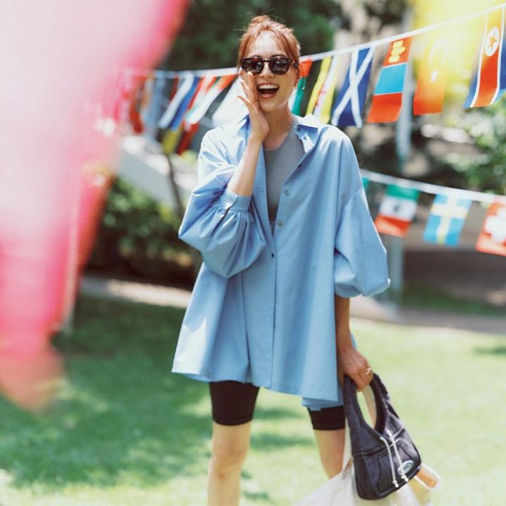 甘めブルーシャツ×バイカーショーツの運動会コーデ