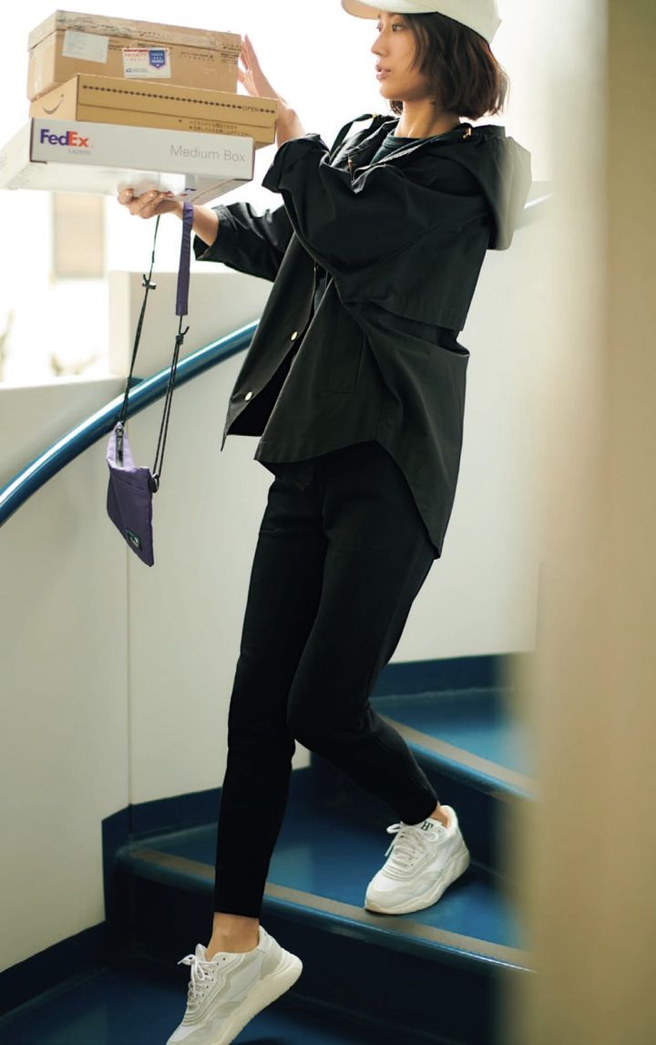 牧野紗弥・運動会におすすめの全身黒×白小物のママコーディネート