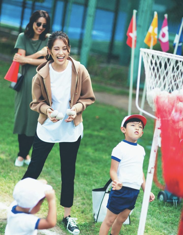 青木裕子・運動会におすすめのロングTシャツ×スリムボトムのママコーディネート