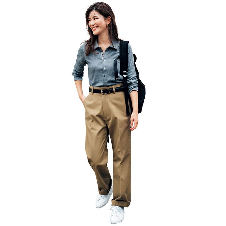 チノパンとグレーのニット、白スニーカーのきれいめ運動会コーデ