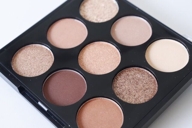 ダイソーのアミューズに激似なUGT ドットアイカラーパレット 01c