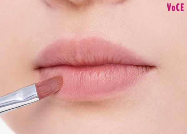 薄膜マットな質感のくすみピンクのリキッドリップでベースをつくる