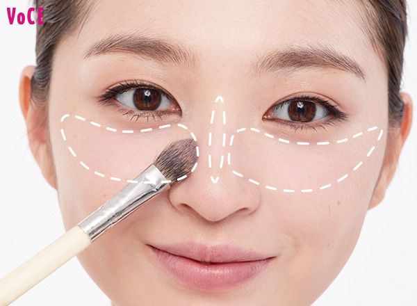 マットなチークを鼻横から頰、鼻筋の中央にふわっと入れて鼻を高く。