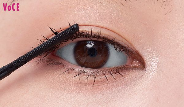 マスカラは全体にたっぷり塗ると重すぎ。目尻側を重点的に盛ってメリハリを。