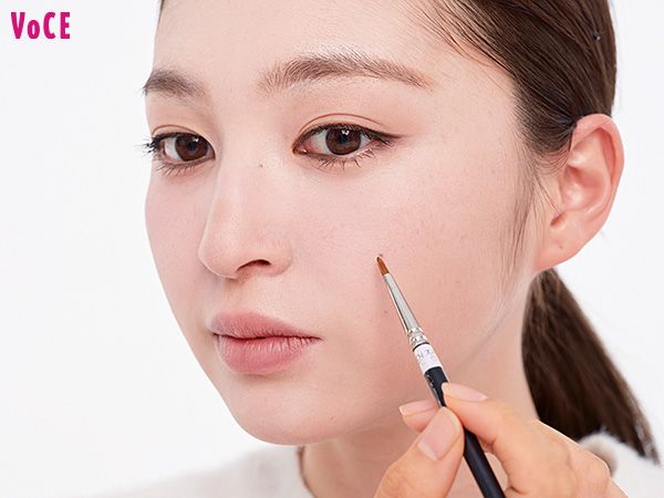 トレンドのほくろは、アイライナーよりも濃いブラウンシャドウで描き足すと自然。