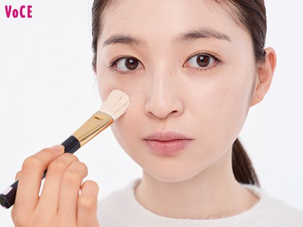 固まるのが早いマットファンデは、ブラシの背で軽くたたくように、手早く顔の内→外へ塗り広げる。