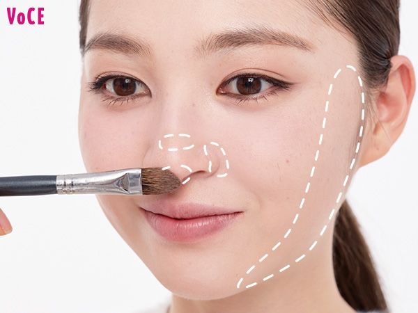 小鼻・鼻先の上・鼻先の下・フェイスラインにシェーディングを入れる。