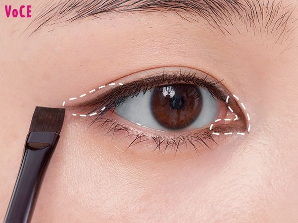 濃いブラウンジェルを平筆にとり、目尻のラインと目頭切開ラインを描く。