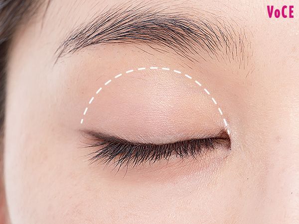 シックなモーヴのマットシャドウをアイホール全体にのせて、彫り深な目に。