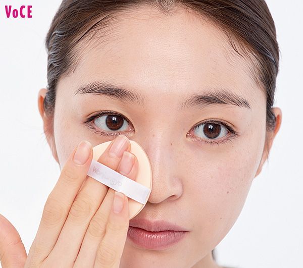 黒目下→頰全体、額の中央→額全体にラベンダー下地を広げてトーンアップ。