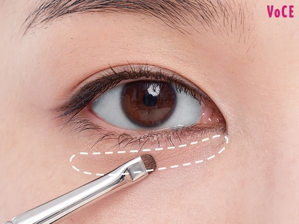 涙袋の下のエッジをピンクトーンの影で強調。線ではなく、少し幅広に。