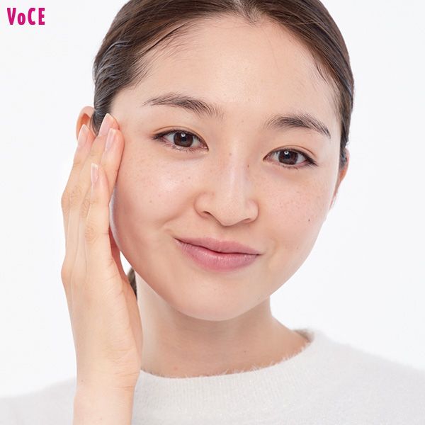 毛穴を埋めるため、ポア系下地を皮脂が出やすい部分と眉まわりに塗る。