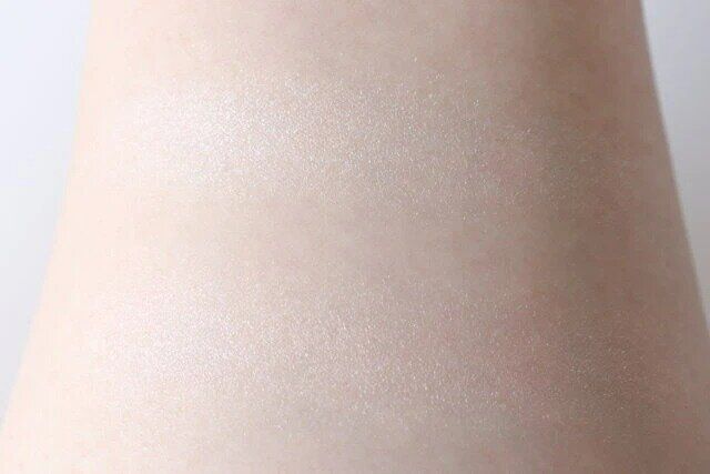 ダイソー UGT スフレハイライター 01c（ヌーディベージュ） UGT スフレハイライター 02c（シェルピンク） 色味