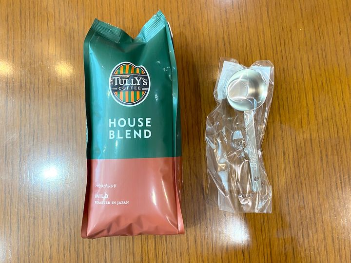 写真左から「ハウスブレンド（豆/200g）」1140円と「ビーンズ メジャースプーン」363円