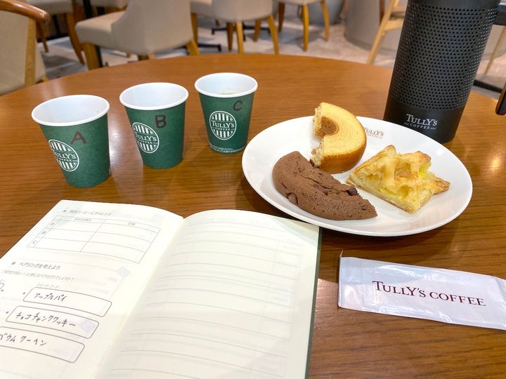 写真奥から時計回りに「バウムクーヘン」、「アップルパイ」、「ソフトクッキー ココア＆チョコレートチャンククッキー」