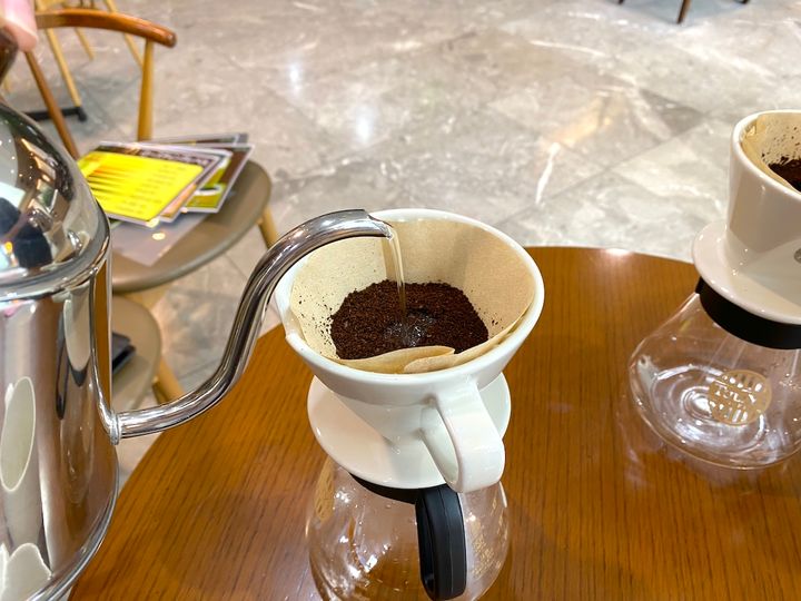 講師の方といっしょにハンドドリップ