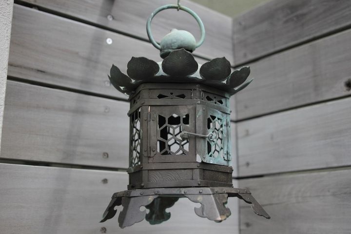 店の入り口にある釣灯籠