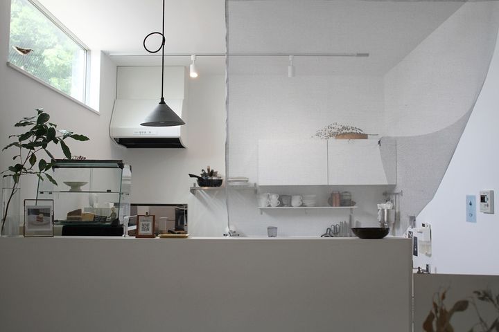 ハイサイドライト（高窓）で明るい店内