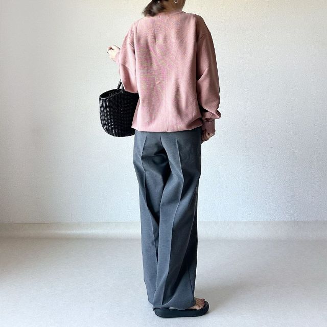 ウォッシャブルカーディガンを着た後ろ姿