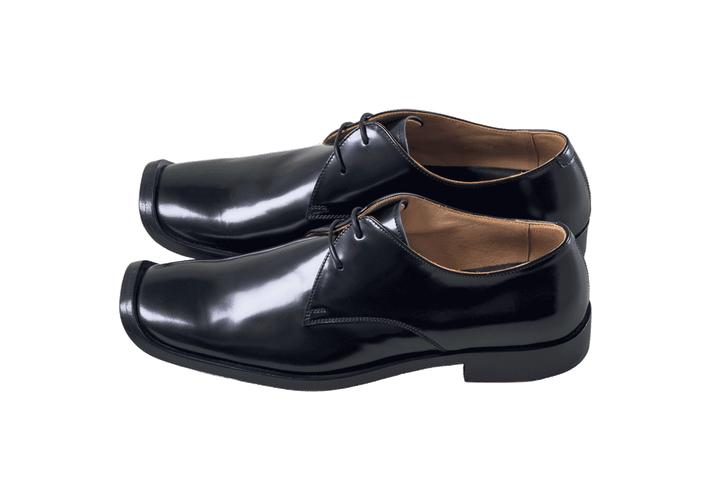 〈ボッテガ・ヴェネタ〉のプレーントウシューズ