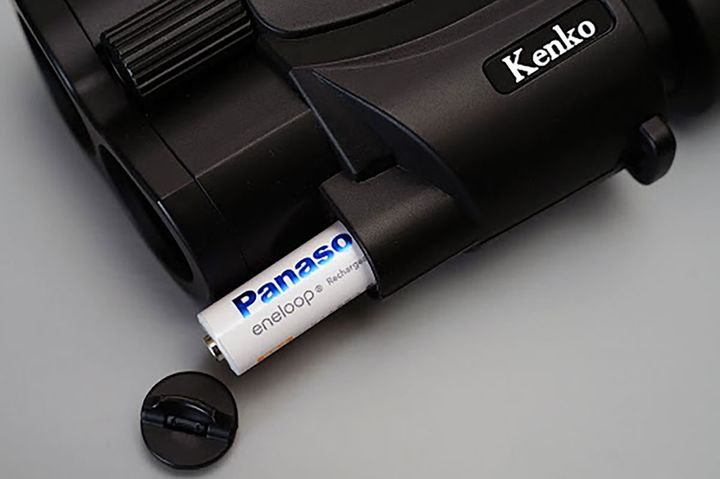 電池切れなどを起こすと、手ぶれ補正機構搭載の双眼鏡も普通の双眼鏡になってしまいます。電源の確保はかなり重要な問題です。