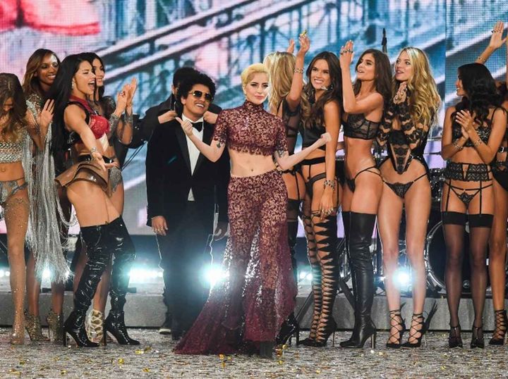 画像: 2024年のヴィクシーショーのパフォーマーは全員女性