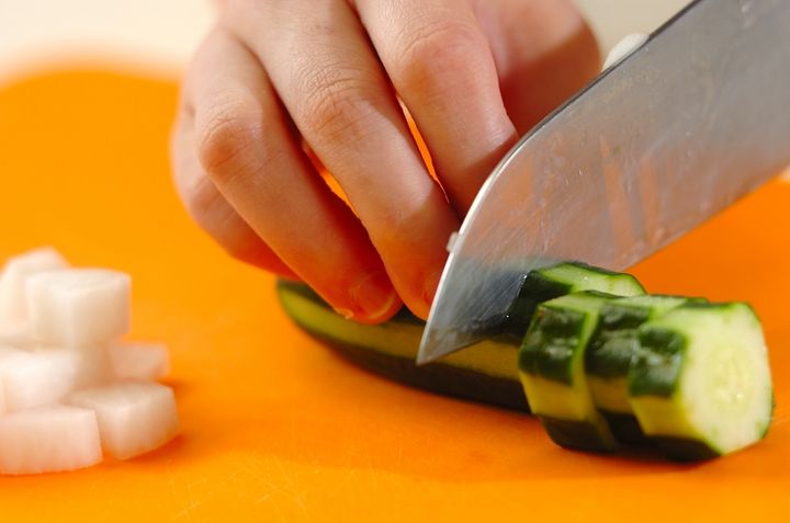 キュウリと大根のキムチ和えの下準備1