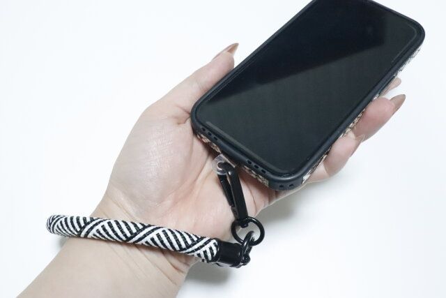 ダイソー スマホケース用 太紐ハンドストラップ モノクロ 使用例