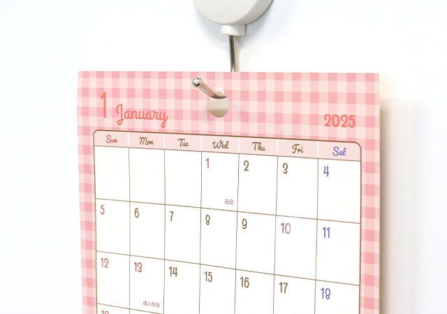 ダイソー ハーフサイズカレンダー（サンリオキャラクターズ） 壁掛け