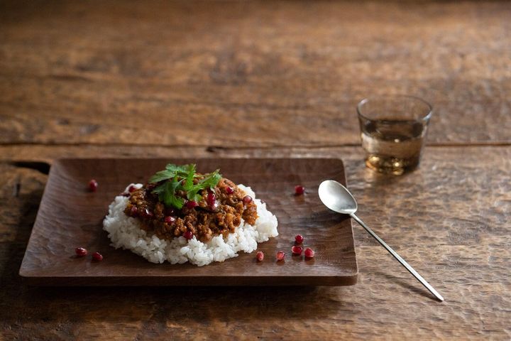 濃厚な豚の旨味を味わう“ざくろキーマカレー”