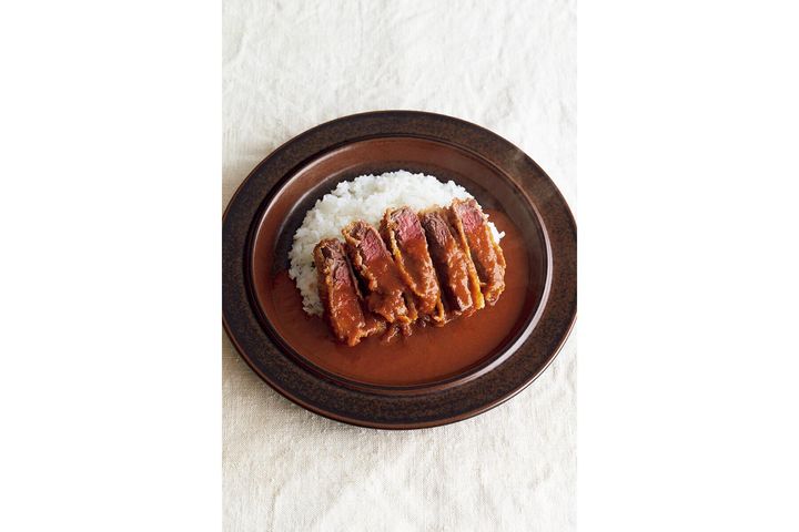 シルキーなカレーソースがビフカツを盛り立てる“ビフカツカレー”