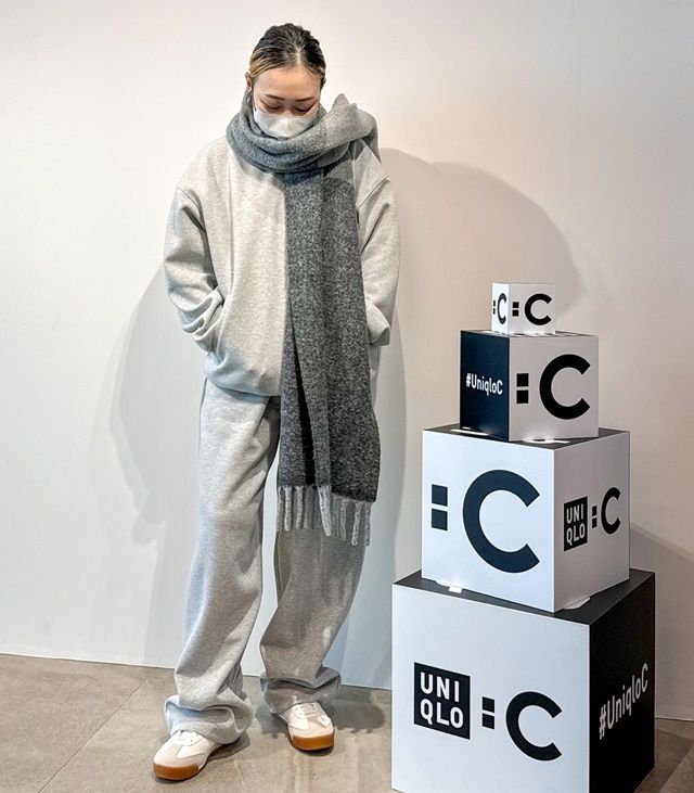 UNIQLO：Cのグレーの「スウェットオーバーサイズプルパーカ」×スウェットワイドパンツ