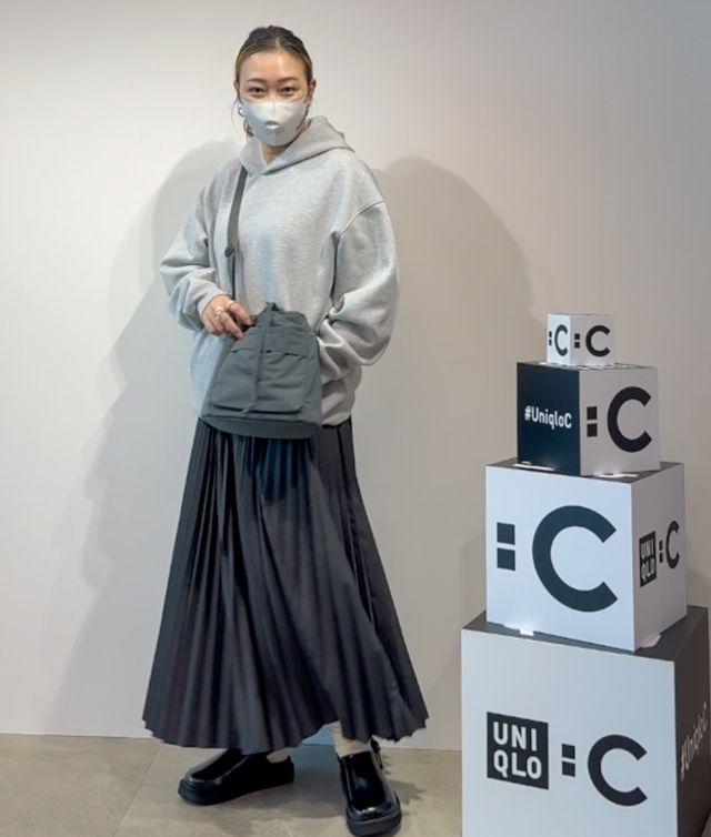 UNIQLO：Cのグレーの「スウェットオーバーサイズプルパーカ」×プリーツロングスカート