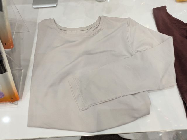 ベージュのシン・ホッとするインナーコットン長袖クルー