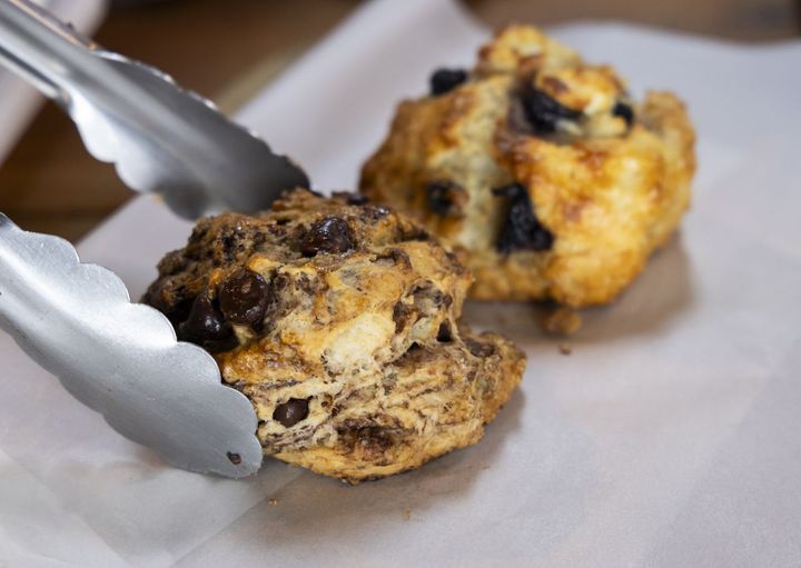 「スコーン」左：ダブルチョコレート、右：ブルーベリークリームチーズ 各$3.99 