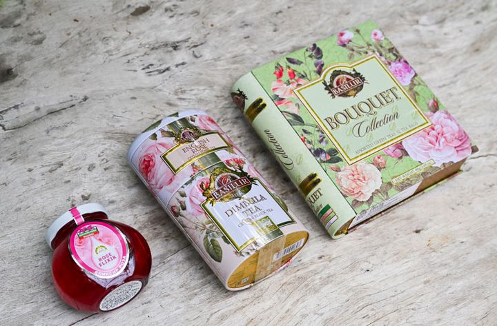 左から「ローズエリキシール」(250g)1300円、「イングリッシュローズ・ディンブラ」2160円、「ブーケアソート」2490円