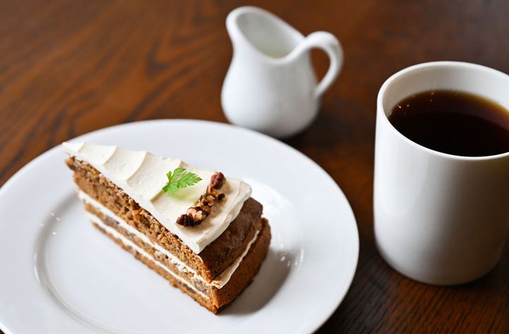 「ケーキセット」1320円。紅茶はマグカップでたっぷり提供。イギリスではティーカップではなくマグカップで楽しむのが主流なのだそう