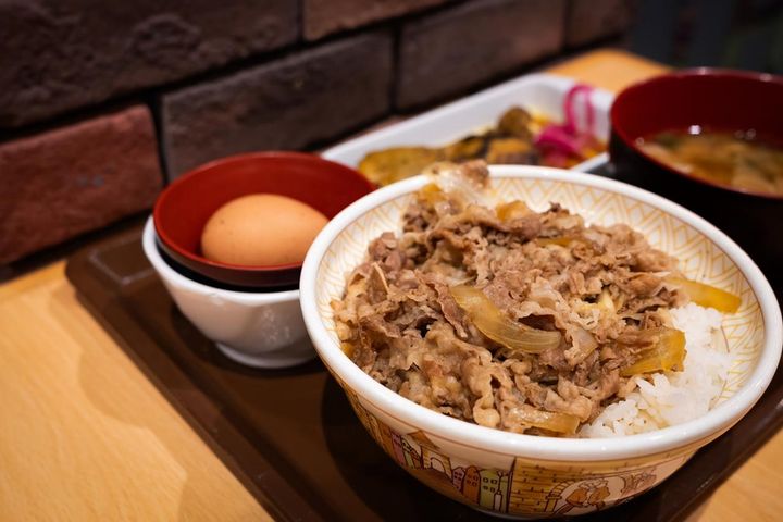 画像: 【これってアリ？ナシ？】満席の牛丼チェーン店で、長時間PC作業する会社員。店員や客の反応は？